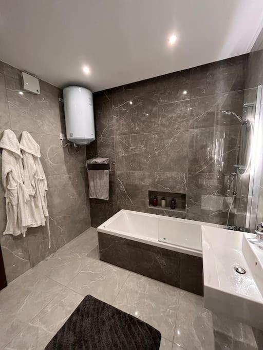 3 Bedroom Seaside Luxury Accommodation - Sleeps 8 セント・ポールズ・ベイ エクステリア 写真